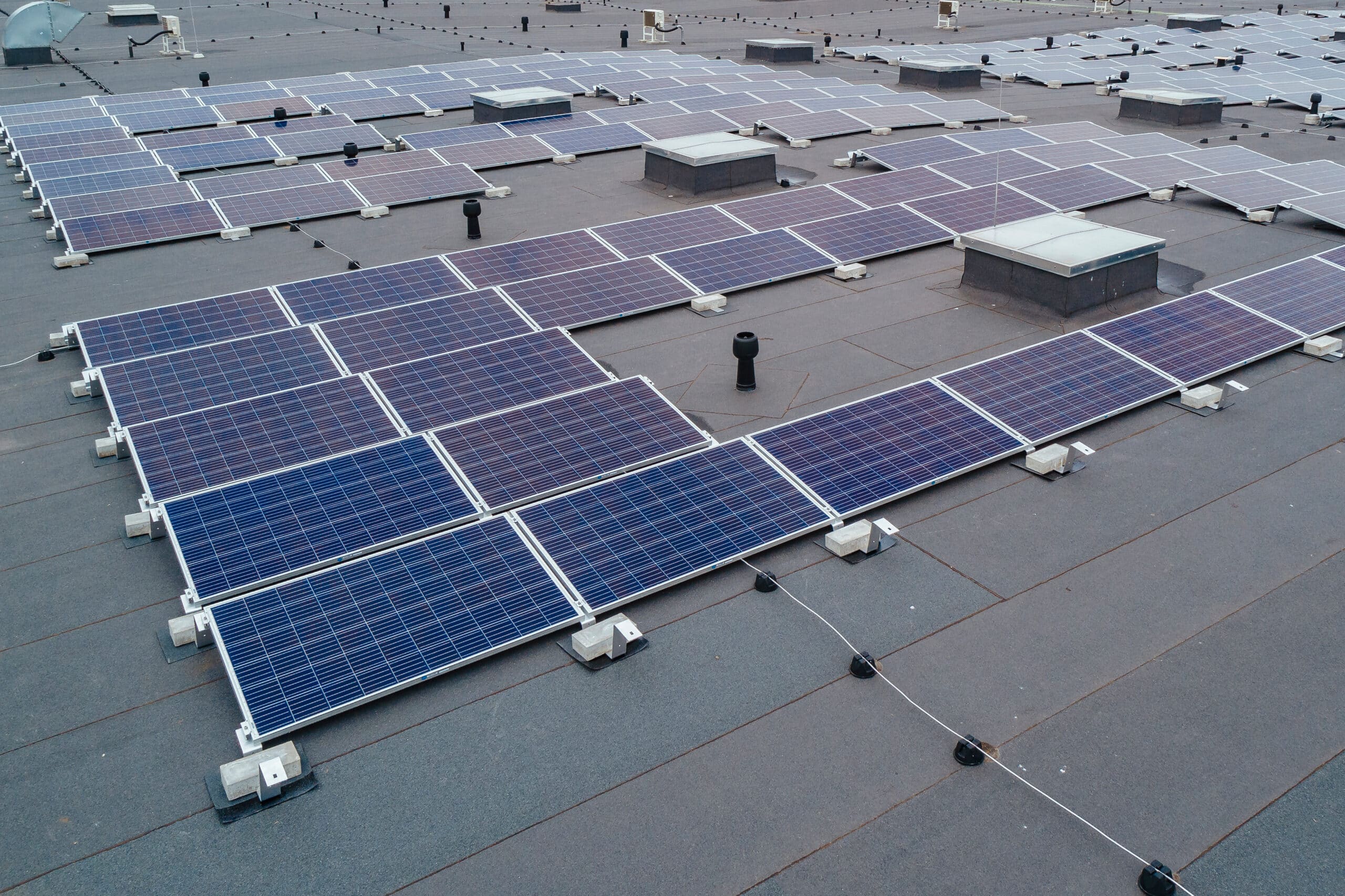 Solar-Paneele auf einem großen Flachdach
